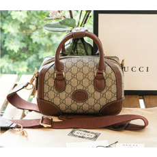 GUCCI 구찌 인터로킹 G 스몰 더플백