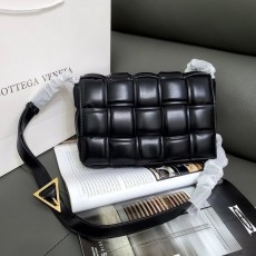 BOTTEGA VENETA 보테가베네타  패디드 카세트백