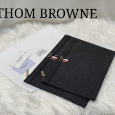 THOM BROWNE 톰브라운 페블 그레인 삼선 래더 클러치 캐비어