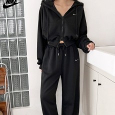 나** 크롭 자수 트레이닝 세트 (여성)