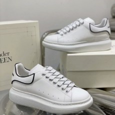 알*** 맥퀸 오버솔 화이트탭 스니커즈