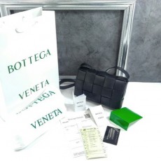 보** 맥시 인트레치아토 카세트백ㅡ 블랙ㅡ