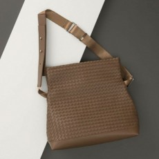 보** 23ss 수입최상급 인트레치아토 크로스 숄더백