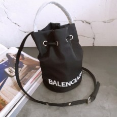 발**** 나일론 자수 버킷백