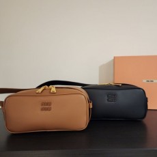 MIUMIU 미우미우  레더 숄더백